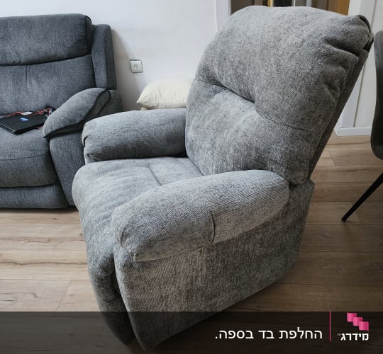 כורסה אפורה עם ריפוד רך ומרופד
